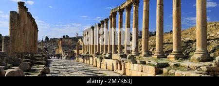 Blick über die Cardo-Straße mit Kolonnaden in Jerash City, Jordanien, Naher Osten Stockfoto