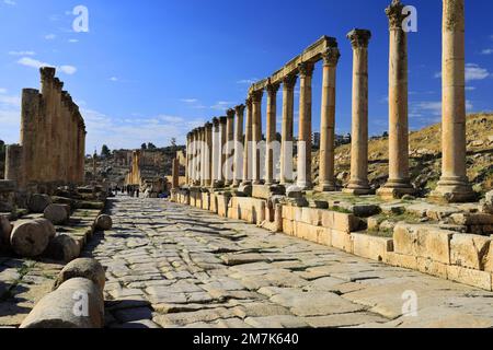 Blick über die Cardo-Straße mit Kolonnaden in Jerash City, Jordanien, Naher Osten Stockfoto