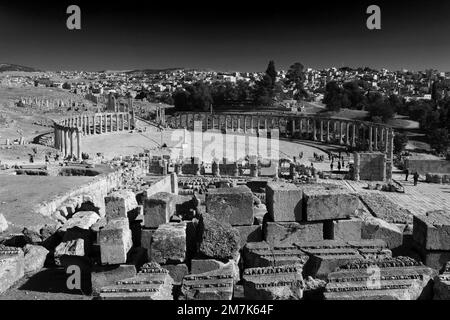 Blick über das Naos von Zeus (Heiligtum von Zeus Olympios) und die Oval Plaza, Jerash City, Jordanien, Naher Osten Stockfoto