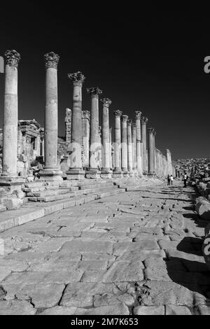 Blick über die Cardo-Straße mit Kolonnaden in Jerash City, Jordanien, Naher Osten Stockfoto