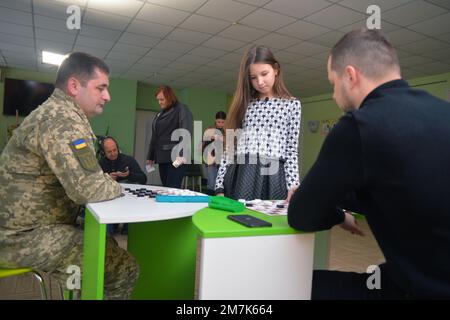 KIEW, UKRAINE - 10. JANUAR 2023 - die elfjährige Weltmeister im Luftzug Valeriia Yezhova spielt mit den Signalen der 112. Brigade von Stockfoto