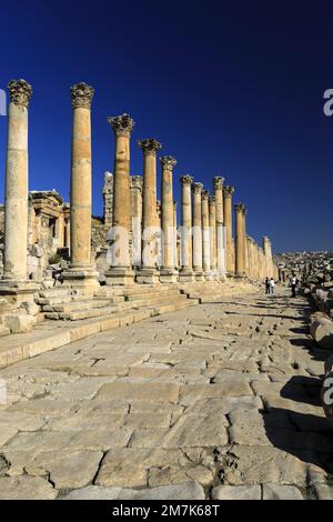 Blick über die Cardo-Straße mit Kolonnaden in Jerash City, Jordanien, Naher Osten Stockfoto