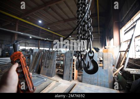 Metallindustrieketten mit Haken in der Werkstatt eines metallurgischen Werks. Stockfoto