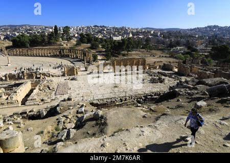 Blick über das Naos von Zeus (Heiligtum von Zeus Olympios) und die Oval Plaza, Jerash City, Jordanien, Naher Osten Stockfoto