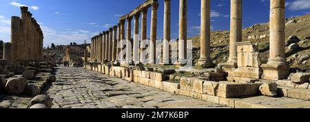 Blick über die Cardo-Straße mit Kolonnaden in Jerash City, Jordanien, Naher Osten Stockfoto