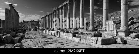 Blick über die Cardo-Straße mit Kolonnaden in Jerash City, Jordanien, Naher Osten Stockfoto