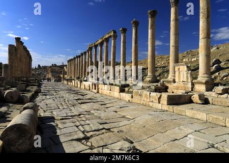 Blick über die Cardo-Straße mit Kolonnaden in Jerash City, Jordanien, Naher Osten Stockfoto