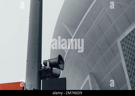 Nahaufnahme des Pole Speakers vor dem Puskas Ferenc Stadion in Budapest, Ungarn Stockfoto