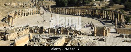 Blick über das Naos von Zeus (Heiligtum von Zeus Olympios) und die Oval Plaza, Jerash City, Jordanien, Naher Osten Stockfoto