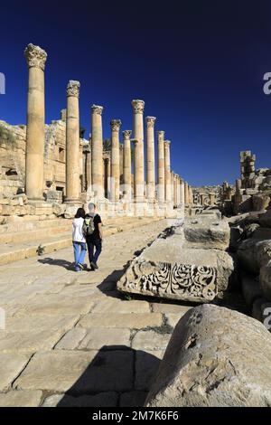 Blick über die Cardo-Straße mit Kolonnaden in Jerash City, Jordanien, Naher Osten Stockfoto
