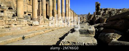Blick über die Cardo-Straße mit Kolonnaden in Jerash City, Jordanien, Naher Osten Stockfoto