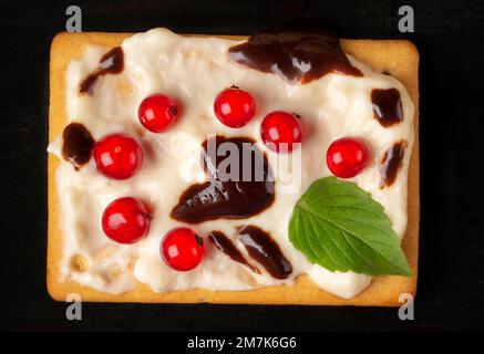 Wunderschöner süßer Dessertkuchen mit Sommerbeeren. Quadratischer Kuchen für einen Buffettisch. Stockfoto