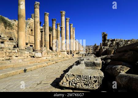 Blick über die Cardo-Straße mit Kolonnaden in Jerash City, Jordanien, Naher Osten Stockfoto