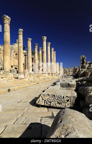 Blick über die Cardo-Straße mit Kolonnaden in Jerash City, Jordanien, Naher Osten Stockfoto
