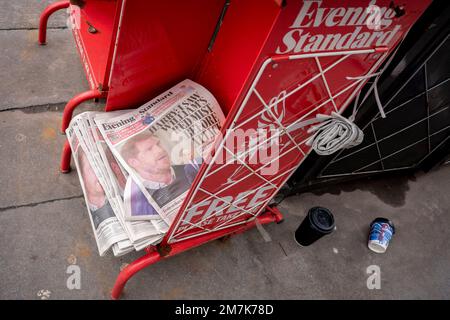 Tage vor der britischen Veröffentlichung von Prinz Harrys Buch mit dem Titel "Spare", in dem seine umstrittenen Enthüllungen die Beziehung zu seinem Bruder Prinz William - und der Monarchie, die alten Abendzeitungen, am Ende eines Nachrichtenmagazins in der Londoner City ungelesen geblieben sind, Das Finanzviertel der Hauptstadt, am 9. Januar 2023, in London, England. (Foto von Richard Baker / in Pictures via Getty Images) Stockfoto