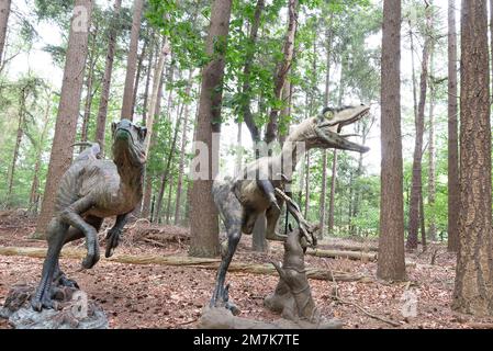 Oertijdmuseum-Boxtel-12-06-2022: Velociraptorin Green Forest, Niederlande Stockfoto