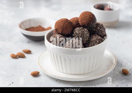 Vegane Energiebälle mit Datteln, Mandeln, Chiasamen Stockfoto