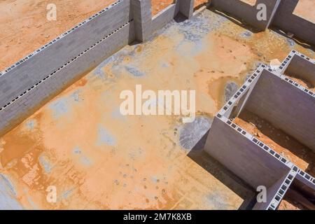 Baustelle mit Betonblockwand zum Bau eines im Bau befindlichen Fundamentshauses Stockfoto