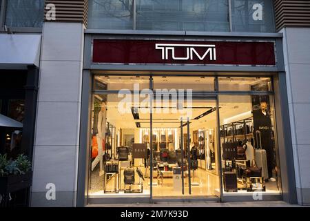 3. Januar 2023, Tokio, Japan: A Tumi Store in Tokyo...Tumi ist eine amerikanische Luxusmarke für Gepäck und Lederwaren, die 1975 von Charlie Clifford gegründet wurde. Das Unternehmen gehört jetzt Samsonite International S.A, einem Gepäckunternehmen, und sein derzeitiger CEO ist Jerome Griffith. Tumis Sammlungen von Reisetaschen, Rucksäcken, Koffern und Accessoires sind für ihre Strapazierfähigkeit, Funktionalität und hochwertige Verarbeitung bekannt. Die Marke ist bei Geschäftsreisenden und Berühmtheiten beliebt. Tumi arbeitet mit einigen Luxusmarken und Designern wie Victorinox zusammen und bietet auch Linien für Frauen, Männer und CH an Stockfoto