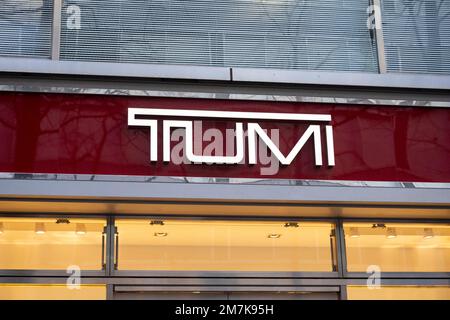 3. Januar 2023, Tokio, Japan: A Tumi Store in Tokyo...Tumi ist eine amerikanische Luxusmarke für Gepäck und Lederwaren, die 1975 von Charlie Clifford gegründet wurde. Das Unternehmen gehört jetzt Samsonite International S.A, einem Gepäckunternehmen, und sein derzeitiger CEO ist Jerome Griffith. Tumis Sammlungen von Reisetaschen, Rucksäcken, Koffern und Accessoires sind für ihre Strapazierfähigkeit, Funktionalität und hochwertige Verarbeitung bekannt. Die Marke ist bei Geschäftsreisenden und Berühmtheiten beliebt. Tumi arbeitet mit einigen Luxusmarken und Designern wie Victorinox zusammen und bietet auch Linien für Frauen, Männer und CH an Stockfoto