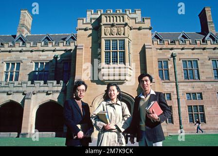 Australien. Sydney. Drei internationale Studenten posieren vor der Universität von Sydney. Stockfoto