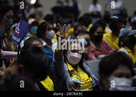 9. Januar 2023, Bangkok, Thailand: Politische Unterstützer der United Thai Nation Party besuchen das â€œRuam Jai Ruam Thai Sang Chartâ€ im Queen Sirikit National Convention Center. Der Höhepunkt ist die Einführung von Premierminister Prayut Chan-o-cha als Kandidat für das Amt des Premierministers. In naher Zukunft werden Wahlen stattfinden. (Kreditbild: © Teera Noisakran/Pacific Press via ZUMA Press Wire) NUR REDAKTIONELLE VERWENDUNG! Nicht für den kommerziellen GEBRAUCH! Stockfoto