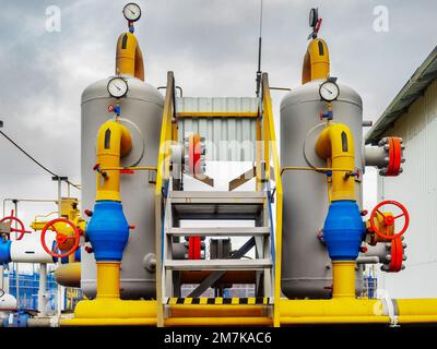 Gasverteilerstation. Leitungen, Ventile und Ausrüstung der Kompressorstation. Art der Industrieanlage. Industrieller Hintergrund. Erdgaslieferant.. Stockfoto