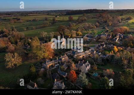 Cotswold Village of Swerford, aus der Luft im späten Herbstlicht am Nachmittag, Gloucestershire, England, Europa Stockfoto