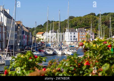 Wunderschöne Aussicht auf den malerischen Hafen im Stadtzentrum von Le Palais auf der Bretagne-Insel Belle-Ile-en-Mer. Stockfoto