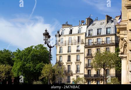 Alte, wunderschöne Pariser Gebäude in der Nähe des Buttes Chaumont Parks im 19. Arrondissement in Paris. Stockfoto