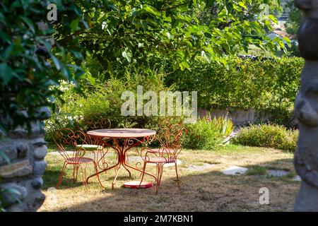 Gartenmöbel im gemütlichen Sommergarten in den Pyrenäen, Frankreich