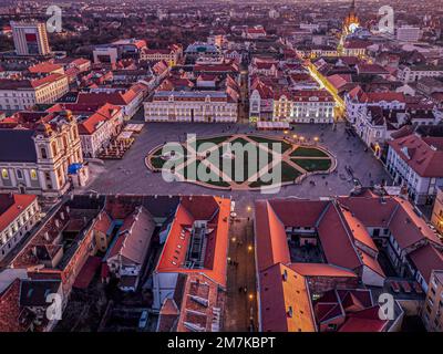 Blick auf den Union Square aus der Vogelperspektive mit den umliegenden Gebäuden im Barockstil. Das Foto wurde am 6. Januar 2023 in Timisoara, der europäischen Kultur, aufgenommen Stockfoto