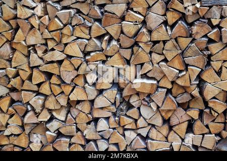 Gestapelte Holzstämme für die Feuerwehreinrichtung im Winter Stockfoto