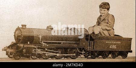 Ein 1930 erstelltes Bild eines jungen Schuljungen, der ein Modell einer Southern Railways-Lokomotive im Maßstab 1-6 fährt. 486. Stockfoto