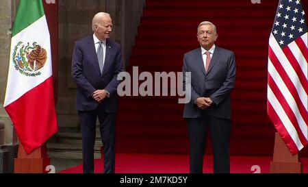 Mexiko, Mexiko. 10. Januar 2023. US-Präsident Joe Biden (L) und sein mexikanischer Amtskollege Andres Manuel Lopez Obrador nehmen am Montag, den 9. Januar 2023, an einer Begrüßungszeremonie im Palacio Nacional (Nationalpalast) in Mexiko-Stadt Teil.Foto der mexikanischen Pressestelle/UPI Credit: UPI/Alamy Live News Stockfoto