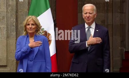 Mexiko, Mexiko. 10. Januar 2023. US First Lady Jill Biden (L) und US-Präsident Joe Biden nehmen am Montag, den 9. Januar 2023, an einer Begrüßungszeremonie im Palacio Nacional (Nationalpalast) in Mexiko-Stadt Teil.Foto der mexikanischen Pressestelle/UPI Credit: UPI/Alamy Live News Stockfoto