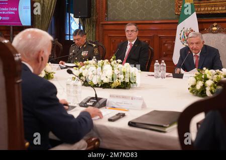 Mexiko, Mexiko. 10. Januar 2023. US-Präsident Joe Biden (L) und mexikanischer Präsident Andres Manuel Lopez Obrador (R) nehmen am Montag, dem 9. Januar 2023, an einem bilateralen Treffen im Nationalpalast in Mexiko-Stadt Teil.Foto der mexikanischen Pressestelle des Präsidenten/UPI Credit: UPI/Alamy Live News Stockfoto