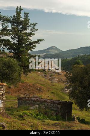 Blick auf den Berg Santa Tecla von der Spitze des Folón und Picón Wassermühlen Wanderwegs in O Rosal Stockfoto