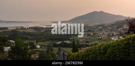 Panoramablick auf den Fluss Miño, den Berg Santa Tecla und die Städte Rosal und A Guarda. Der Fluss Miño trennt Portugal und Spanien vor RE Stockfoto