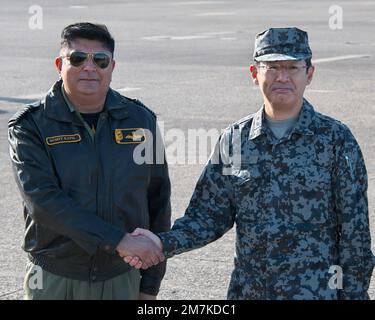 Omitama, Japan. 10. Januar 2023. Generalmajor Ishimura Takahisa Commander, 7. Air Wing, Hyakuri ab schüttelt sich mit dem indischen GP-Captain Rohit Kapil(L) der Luftwaffe bei der ankunftsfeier für die indische Luftwaffe am Hyakuri Air Base in der Präfektur Ibaraki, Japan, am Dienstag, den 10. Januar 2023. Foto: Keizo Mori/UPI Credit: UPI/Alamy Live News Stockfoto