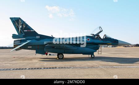 Omitama, Japan. 10. Januar 2023. Die Japan Air Self Defense Force „Veer Guardian“-Sonderfarbe F-2 wird am Dienstag, den 10. Januar 2023, auf dem Luftwaffenstützpunkt Hyakuri in der Präfektur Ibaraki, Japan, gezeigt. Foto: Keizo Mori/UPI Credit: UPI/Alamy Live News Stockfoto