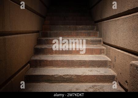 Steintreppen. Beleuchtete Granittreppen im Freien mit weitwinkligem architektonischem Detail. Stockfoto