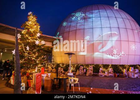 Riccione, Italien. 31. Dezember 2022. Ein allgemeiner Blick auf die Weihnachtsdekorationen im Oltremare Theme Park am 31. Dezember 2022 in Riccione, Italien (Foto von Alessandro Bremec/NurPhoto). Kredit: NurPhoto SRL/Alamy Live News Stockfoto