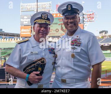 220510-N-NT811-1001 WASHINGTON (10. Mai 2022) - Chief of Naval Staff Vice ADM John B. Nowell Jr. und Fleet Master Chief Delbert Terrell Jr. Besuchen Sie ein Navy Day Major League Baseballspiel im Nationals Park. Nowell wurde eingeladen, den feierlichen ersten Wurf zu werfen, bevor die Washington Nationals die New York Mets spielten. Stockfoto