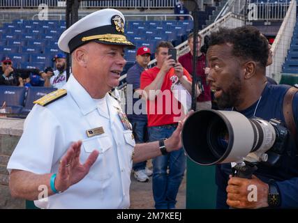 220510-N-NT811-1001 WASHINGTON (10. Mai 2022) - Chief of Naval Staff Vice ADM. John B. Nowell Jr. spricht mit Keith Cephus, einem pensionierten Senior Chief der Navy, vor dem Spiel der Washington Nationals mit den New York Mets während des Navy Day im Nationals Park. Nowell warf auch den feierlichen ersten Pitch für den Navy Day des Major League Baseball Clubs. Stockfoto