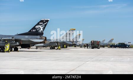 F-16 Fighting Falcons, die der 14. Fighting Squadron, Misawa Air Base, Japan, zugeteilt wurden, erhalten Treibstoff vom 374. Logistics Readiness Squadron Fuel Management Flight während einer einwöchigen Agile Combat Employment Training Training zur Verbesserung der Fähigkeiten multifähiger Airmen, 10. Mai 2022, auf dem Yokota Air Base, Japan. Durch ACE trainierte der 35. Fighter Wing zusammen mit dem 374. Airlift Wing, um einen Wettbewerbsvorteil gegenüber Gegnern zu wahren und ihre Mission auszuführen – die Interessen der USA im Pazifik zu schützen, Japan zu verteidigen und Gegner durch Präsenz, Bereitschaft und Fähigkeit zu Projizieren abzuschrecken Stockfoto