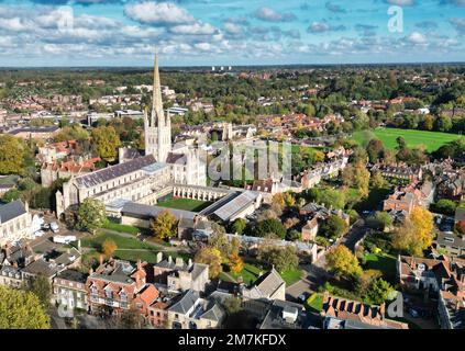 Luftaufnahme von Norwich mit der berühmten Kathedrale, Norfolk, Großbritannien Stockfoto