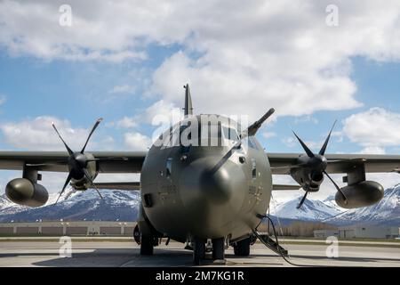 Eine Royal Air Force C-130J Hercules, die der Nr. 47 Staffel, RAF Brize Norton, England, zugeteilt ist, wird während DER RED FLAG-Alaska 22-1 an der Joint Base Elmendorf-Richardson, Alaska, 10. Mai 2022, einer Flugkontrolle unterzogen. Es wird erwartet, dass etwa 2.200 Mitglieder aus den USA, Großbritannien und Kanada während dieser Übung mehr als 90 Flugzeuge aus über 25 Einheiten fliegen, warten und unterstützen. Stockfoto