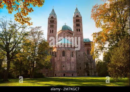 Die berühmte Kathedrale in Speyer, Deutschland, heißt Speyerer Dom. Die Ostseite mit Park im Herbst, umrahmt von Bäumen, Rasen und blauem Himmel Stockfoto