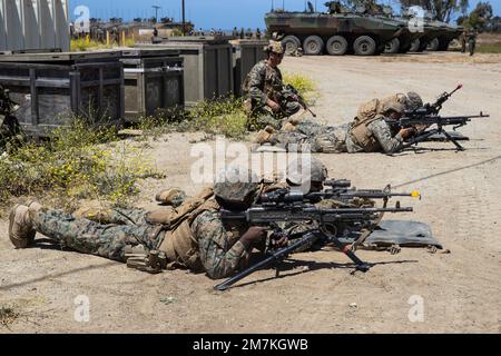 USA Marines mit Golffirma, Bataillon Landing Team 2/4, 13. Marine Expeditionary Unit, üben Feuerunterdrückung während eines mechanisierten Razzia Kurses im Marine Corps Basislager Pendleton, Kalifornien, 10. Mai 2022. Der Razzia-Kurs war ein einwöchiges Programm, um die Marines in die Lage zu versetzen, Angriffe in begrenztem Umfang zu planen und durchzuführen, indem sie Bodenbewegungen nutzen, während sie vorwärts in der Region Indo-Pazifik eingesetzt werden. Stockfoto